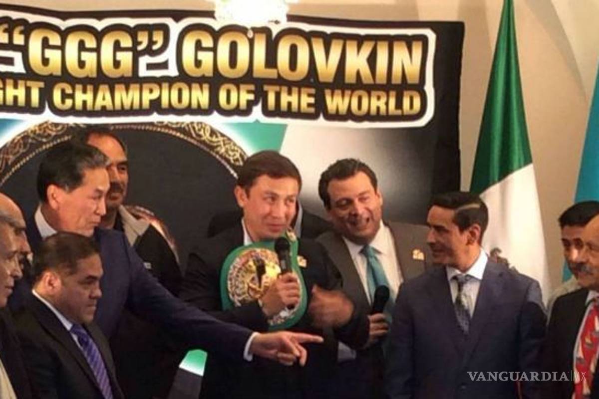 Golovkin recibe cinturón que dejó vacante el Canelo