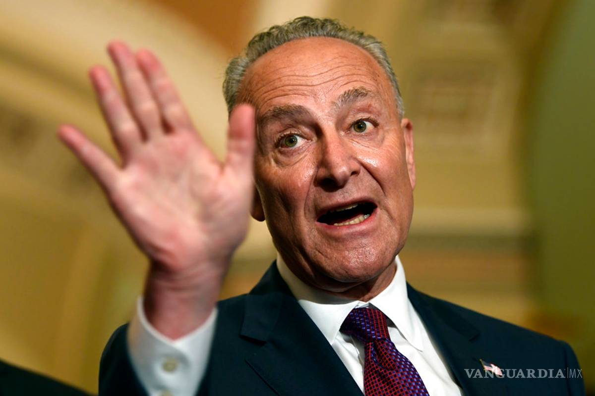 Demócratas exigen a Trump cancelar cita con Putin tras imputación a agentes