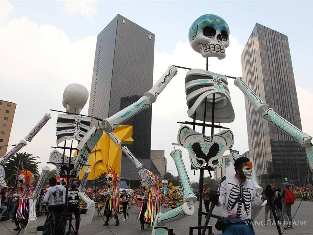 $!Los muertos toman calles de la Ciudad de México en un macrodesfile (fotos)