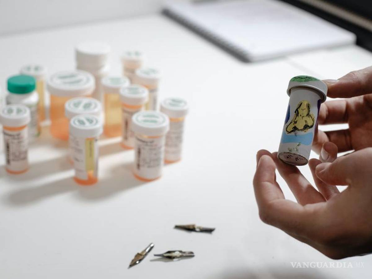 $!Obra de arte en uno de los muchos frascos de pastillas para medicamentos que le recetaron a Aidan para sus tics involuntarios, en la casa de la familia en Calgary.