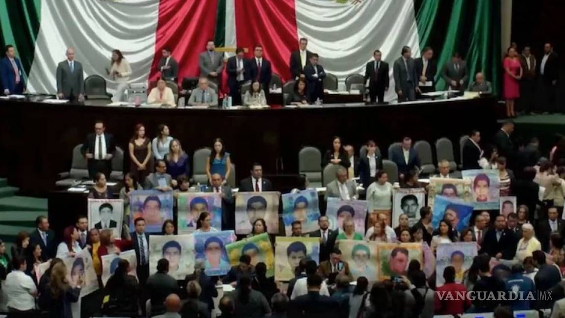 Realizan histórico pase de lista de los 43 normalistas de Ayotzinapa en la Cámara de Diputados