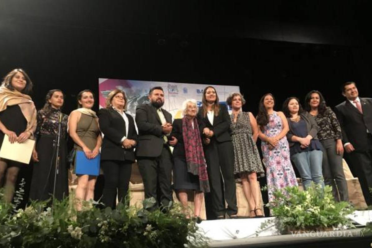 Saltillense obtiene dos premios de literatura Dolores Castro