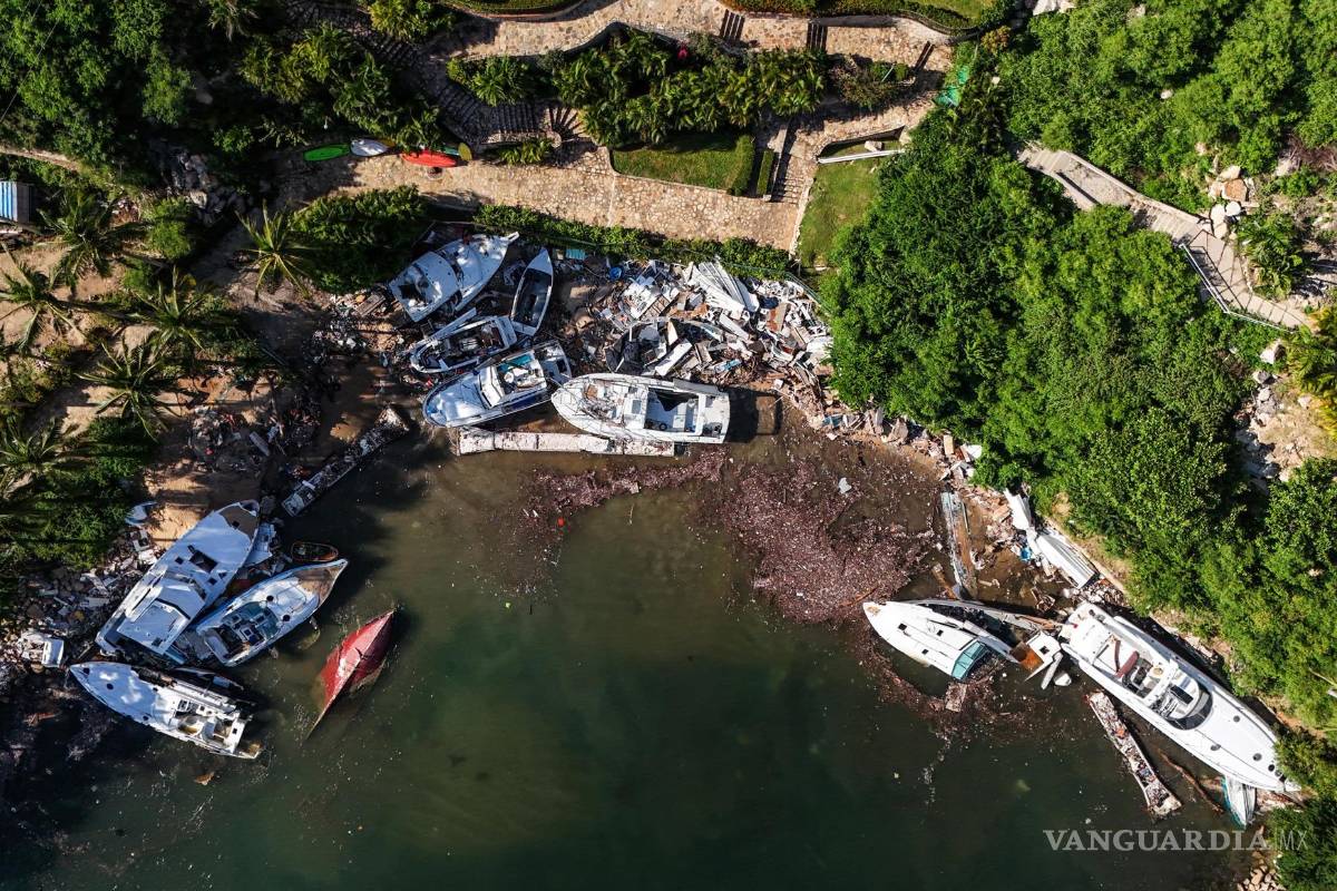 $!Fotografía aérea que muestra embarcaciones dañadas por el paso del huracán Otis, en Acapulco en el estado de Guerrero (México).