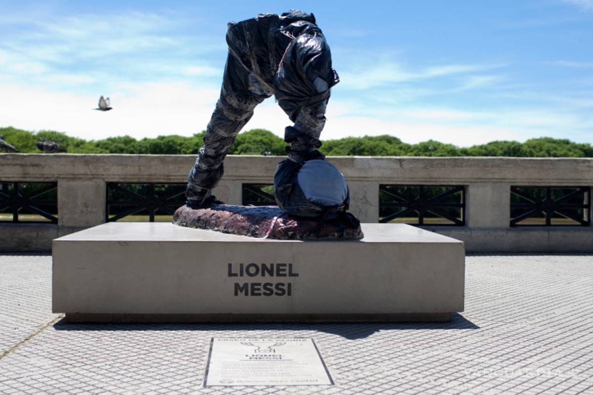 Decapitan y mutilan estatua de Messi