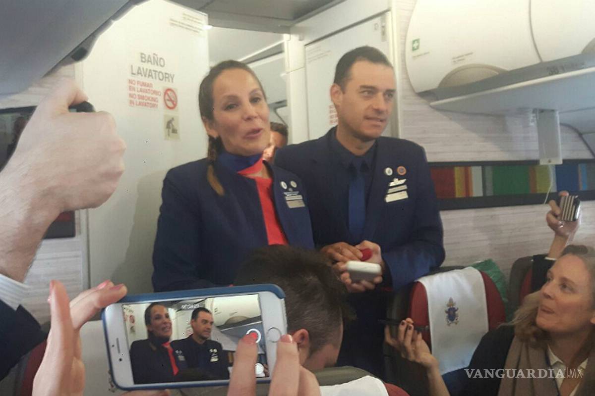 Papa Francisco casa a dos tripulantes en pleno vuelo
