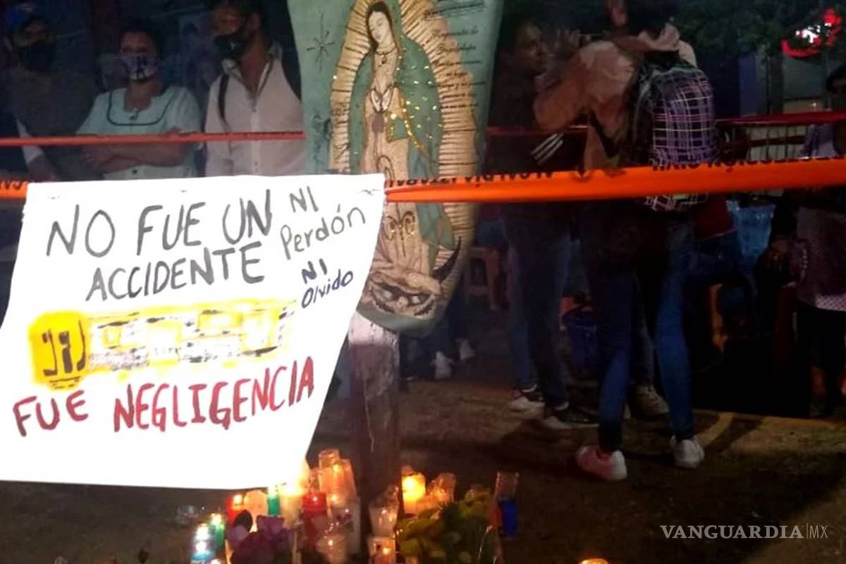 Colocan vecinos y familiares altar en memoria de fallecidos en accidente de Línea 12