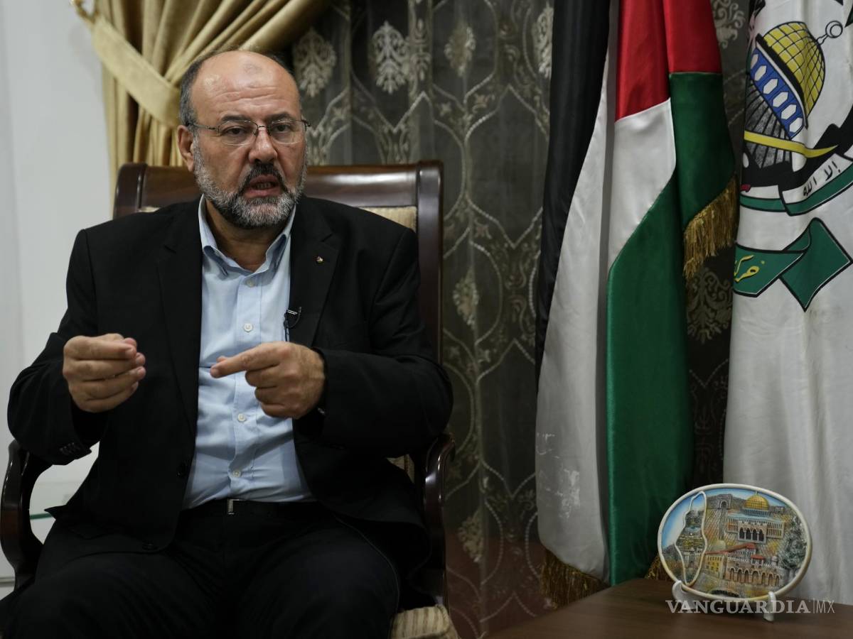 $!Ali Barakeh, miembro de los mandos exiliados de Hamas, durante una entrevista con The Associated Press, el lunes 9 de octubre de 2023, en Beirut.