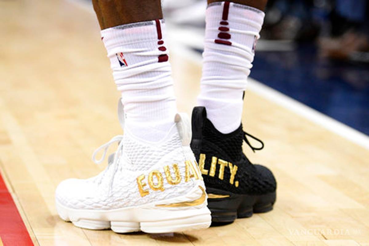 LeBron James envía mensaje anti racial en sus tenis