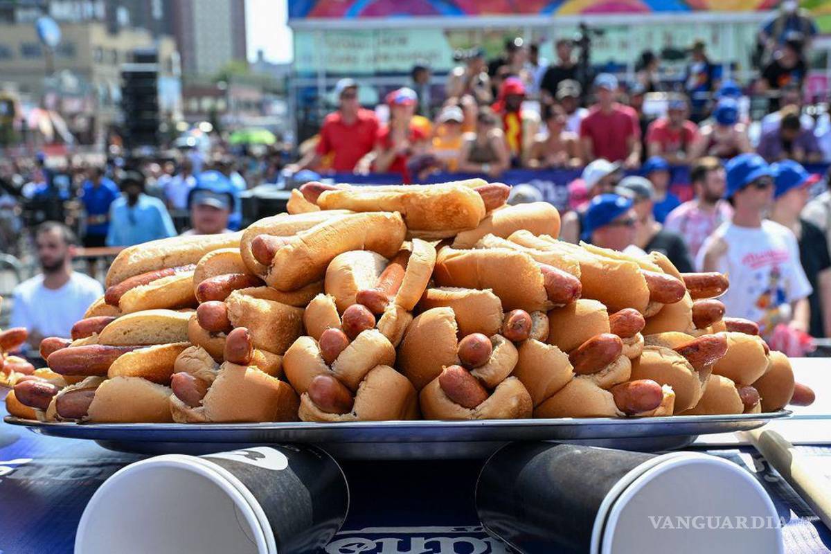 Revalida hombre su título al comer 62 hot dogs por el 4 de julio