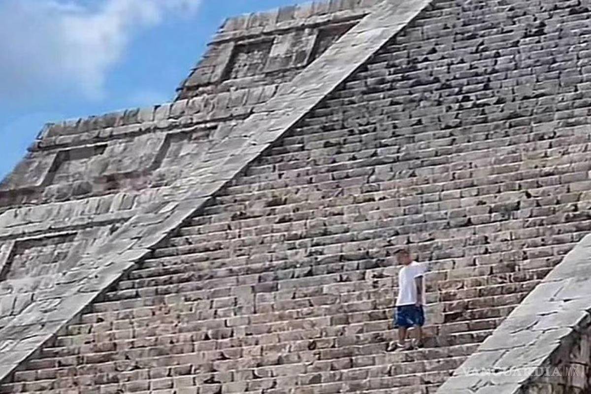 Otro turista se sube a la pirámide de Chichen Itzá, lo exhiben en redes