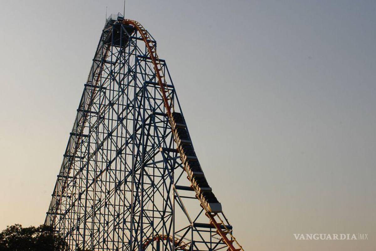 Se quedan varados en parte alta de montaña rusa