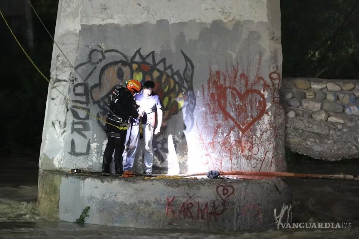 Dos rescates en NL: familia y hombre evitan tragedia por crecientes