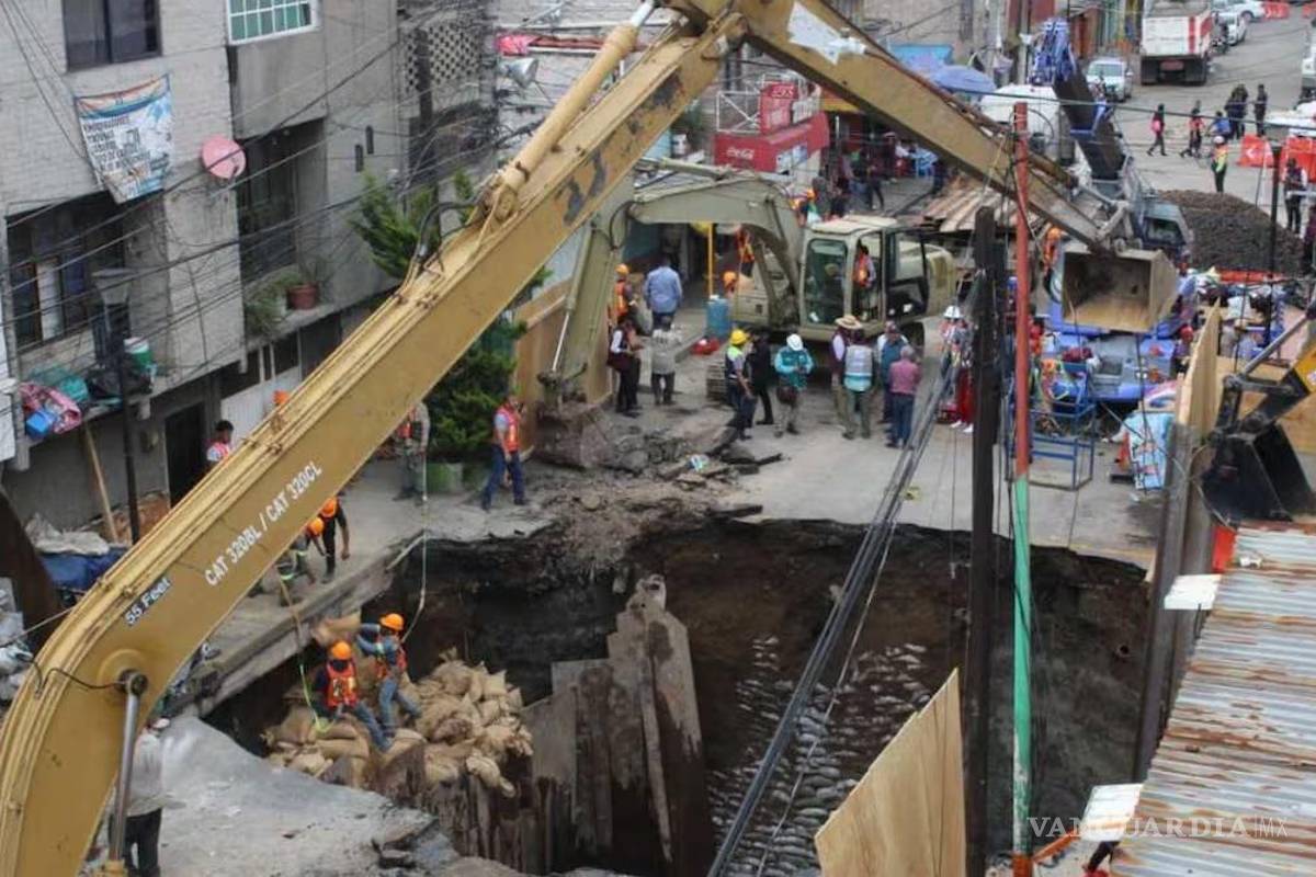 Desalojan a familias tras agrandarse socavón en Iztapalapa