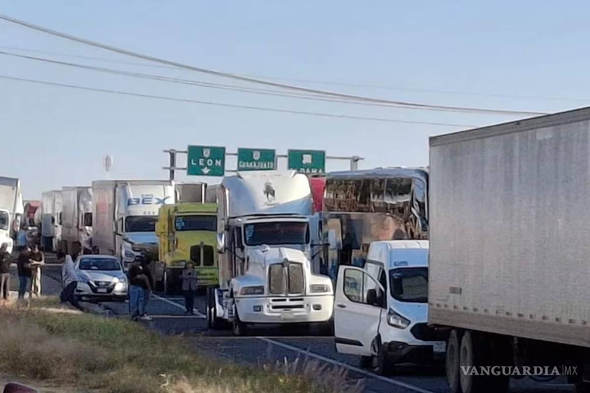 ‘Estamos como rehenes del gobierno’: pasajera lleva 22 horas atrapada en carretera Guadalajara-Atlacomulco