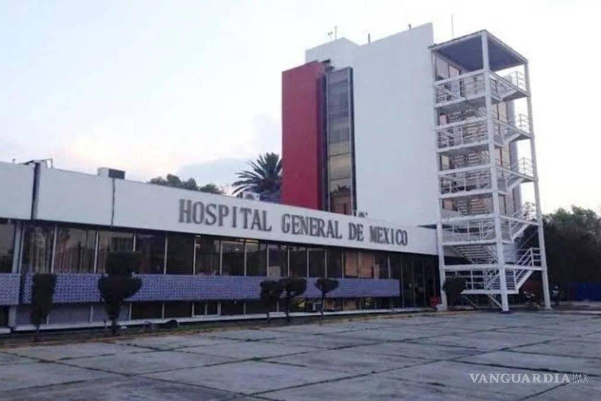 Integrantes de la comunidad LGBTIQ+ bloquean vialidades frente al Hospital General para exigir atención médica a mujer trans