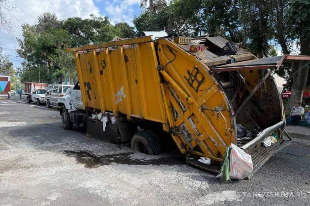 Camión recolector de basura cae en oquedad, ahora, en la GAM