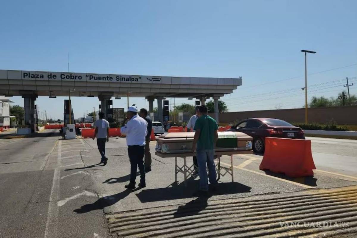 ‘El campo está muerto’: agricultores bloquean caseta en Guasave con ataúd simbólico