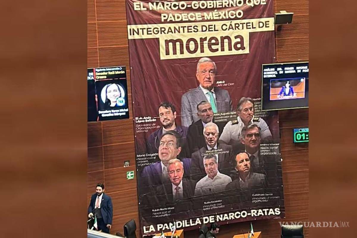 PRI exhibe manta en el Senado y acusa ‘Cártel de Morena’