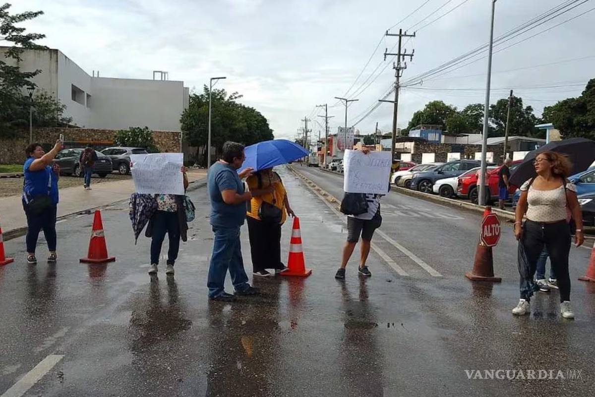 Caos en Mérida: jubilados de Pemex bloquean acceso al aeropuerto y padres exigen cruce peatonal