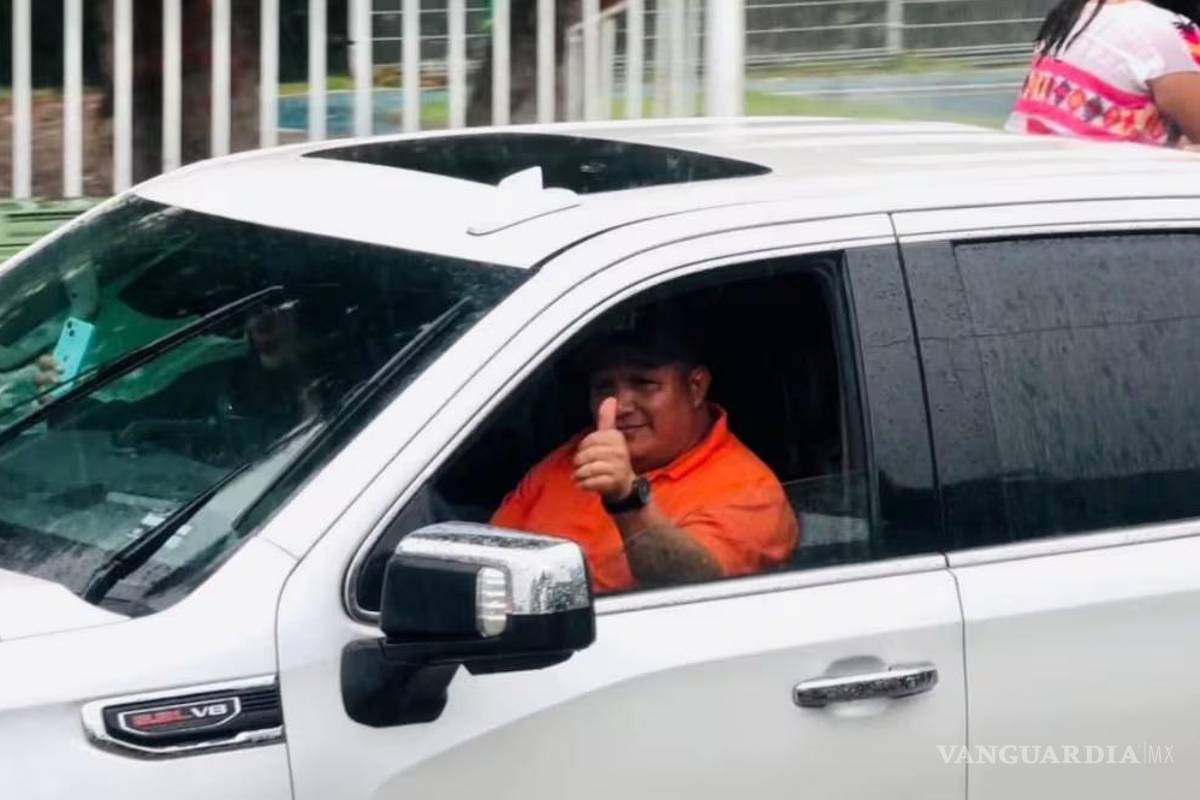 Denuncian que alcalde se transporta en camioneta de casi 2 mdp