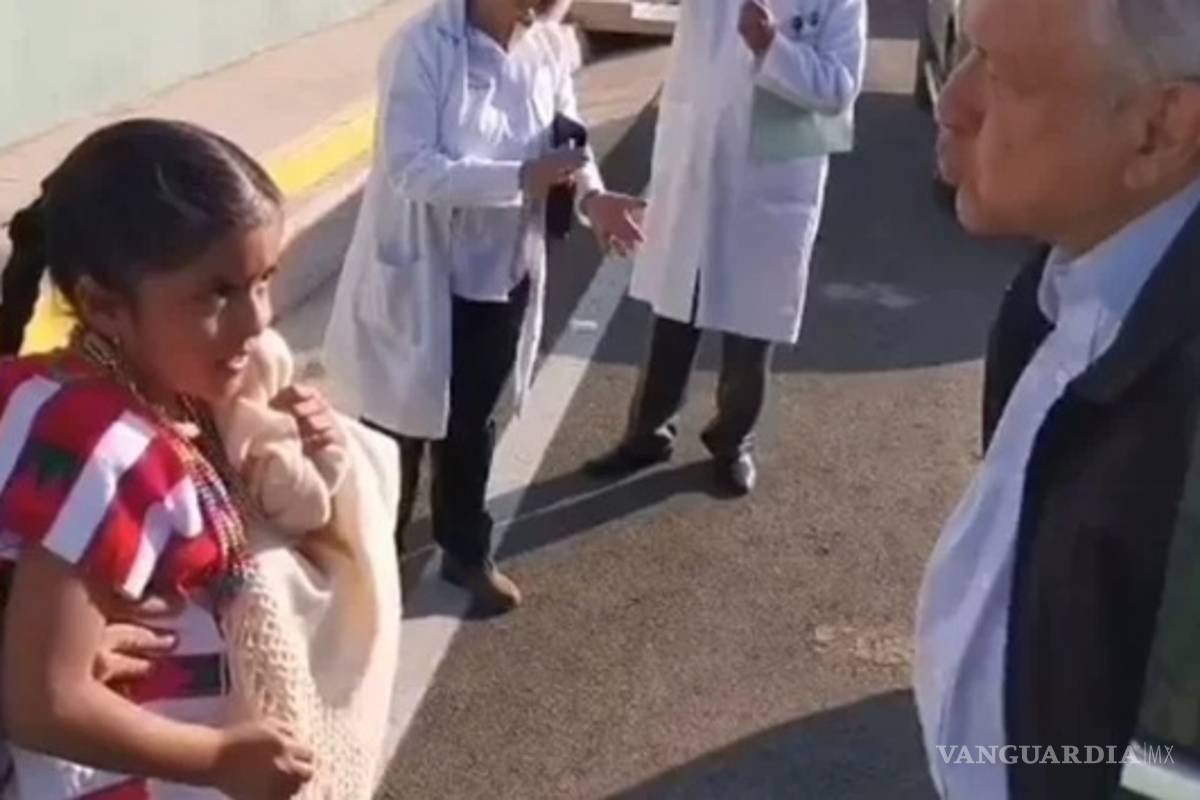 'Me la quería comer a besos, pero no puedo por la sana distancia': AMLO