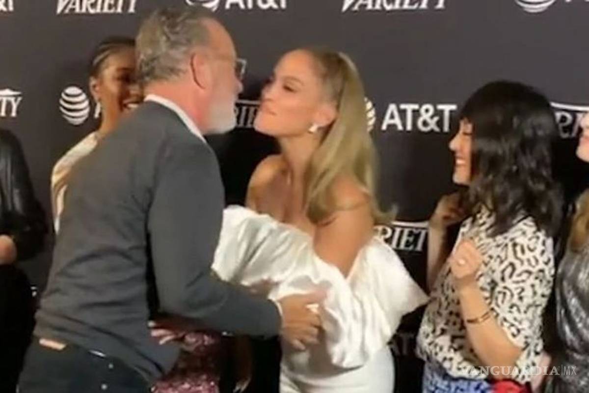 Jennifer López besa a Tom Hanks, y así fue como reaccionó el actor