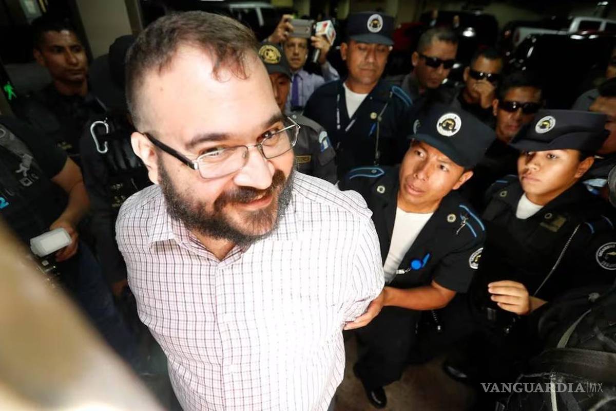 FGR acusa a Javier Duarte de tener alcohol y módem en su celda; su defensa lo niega
