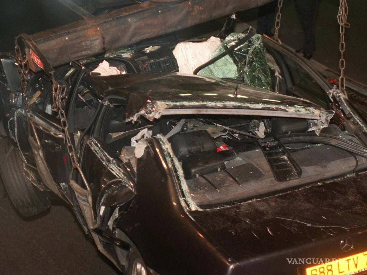 $!La policía retira el auto en el que Lady Di tuvo un accidente en el Túnel Alma de París en el que también murieron Dodi Fayed y su chofer el 31 de agosto de 1997.