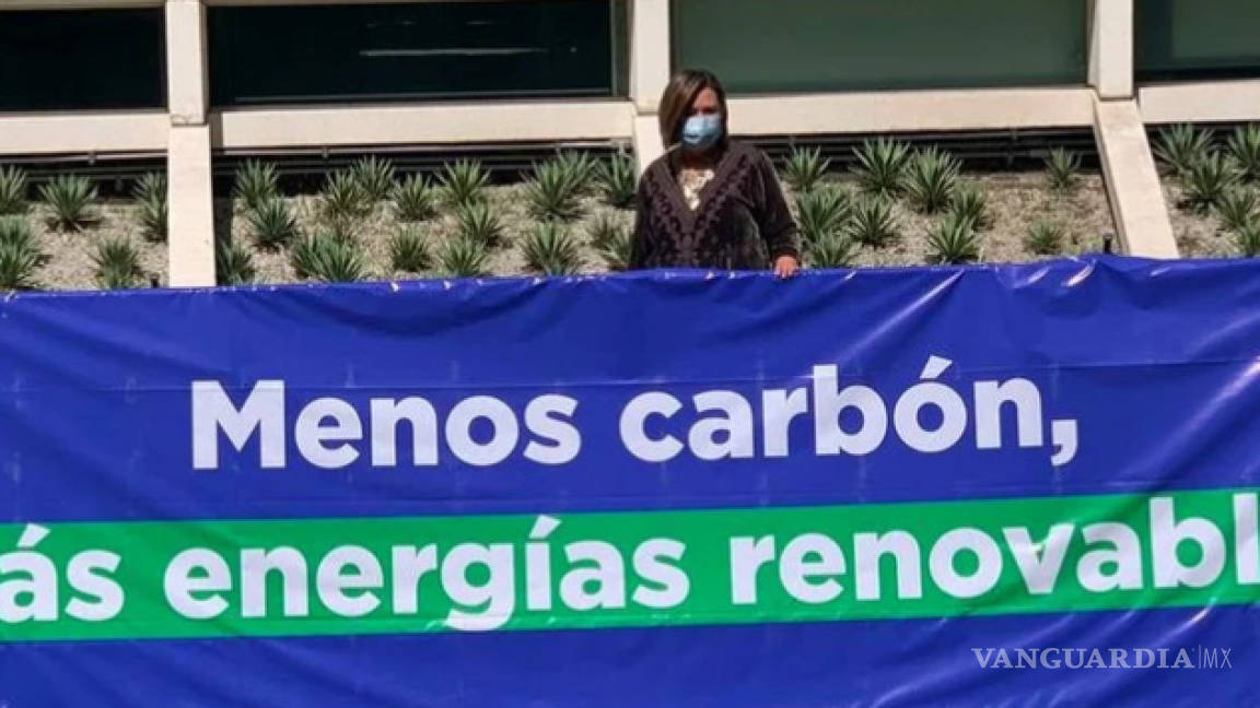 Xóchitl Gálvez protesta por energías renovables y entrega canasta de carbón a Rocío Nahle
