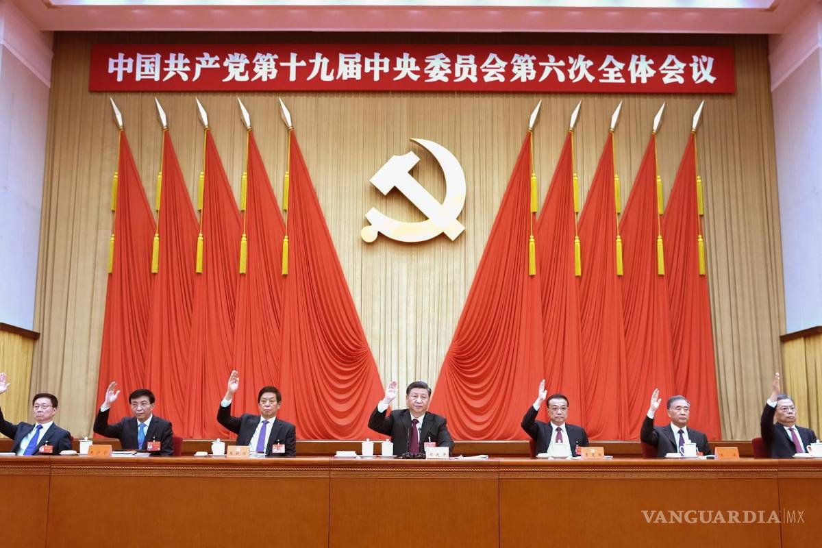 $!Una imagen publicada por la Agencia de Noticias Xinhua muestra a Xi Jinping (C), secretario general del Comité Central del Partido Comunista de China (PCCh), pronunciando un discurso en la sexta sesión plenaria del XIX Comité Central del PCCh en Beijing, China. EFE/EPA/Ju Peng/Xinhua