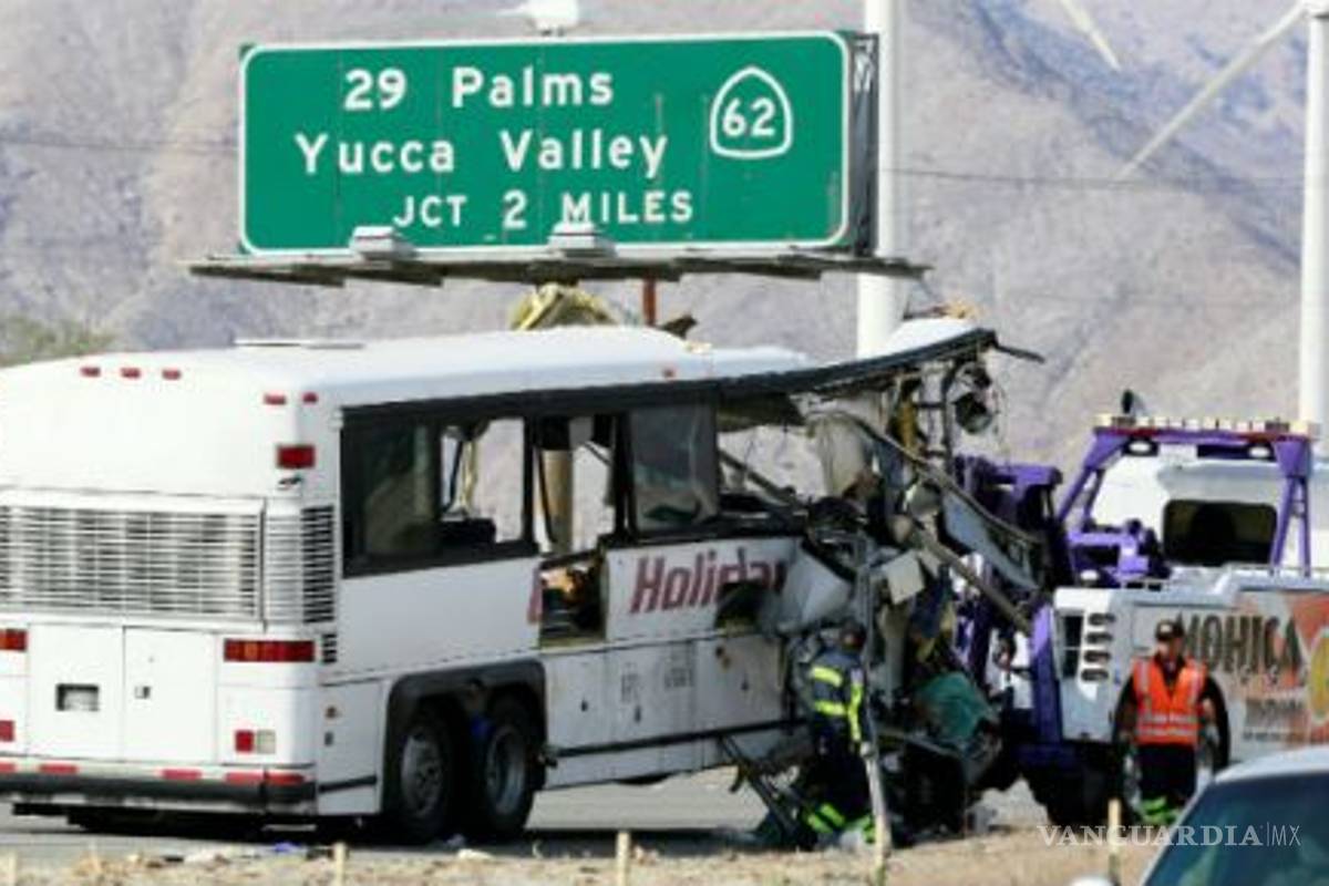 Choque de autobús con tráiler deja 13 muertos en EU