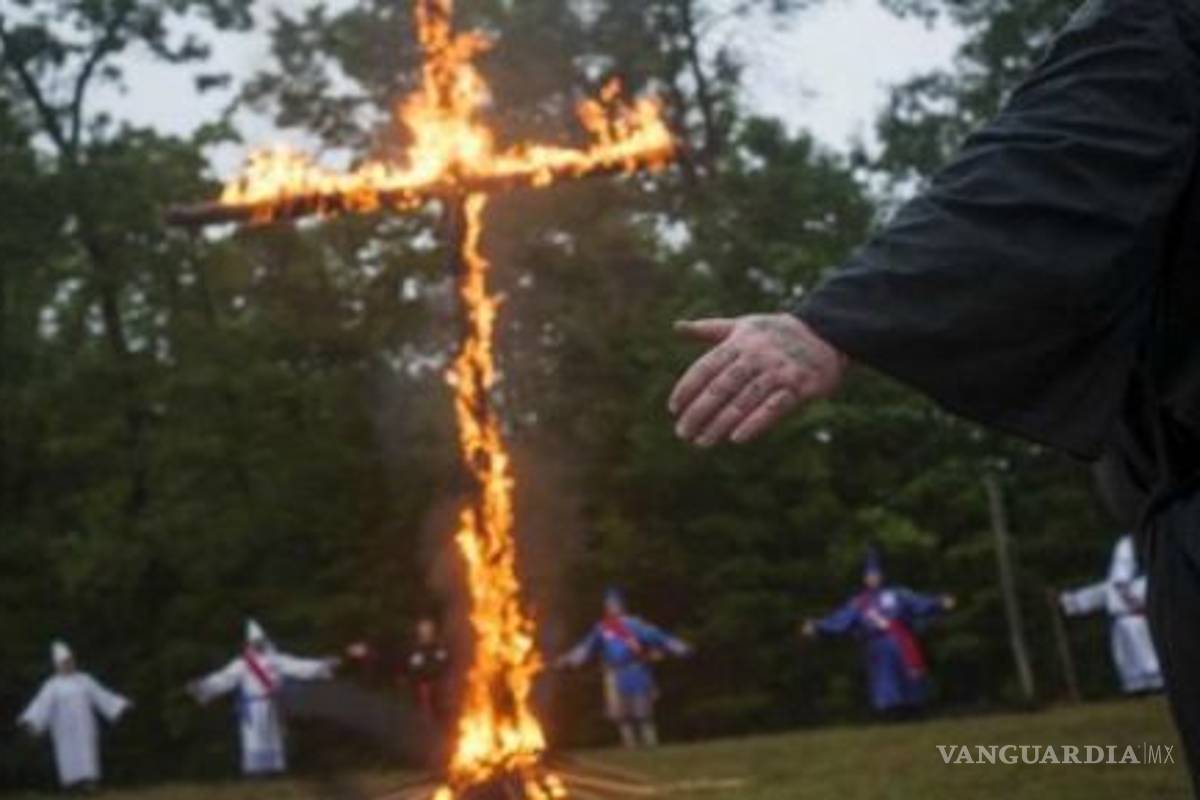 Aparecen panfletos de Ku Klux Klan en calles de Nueva York