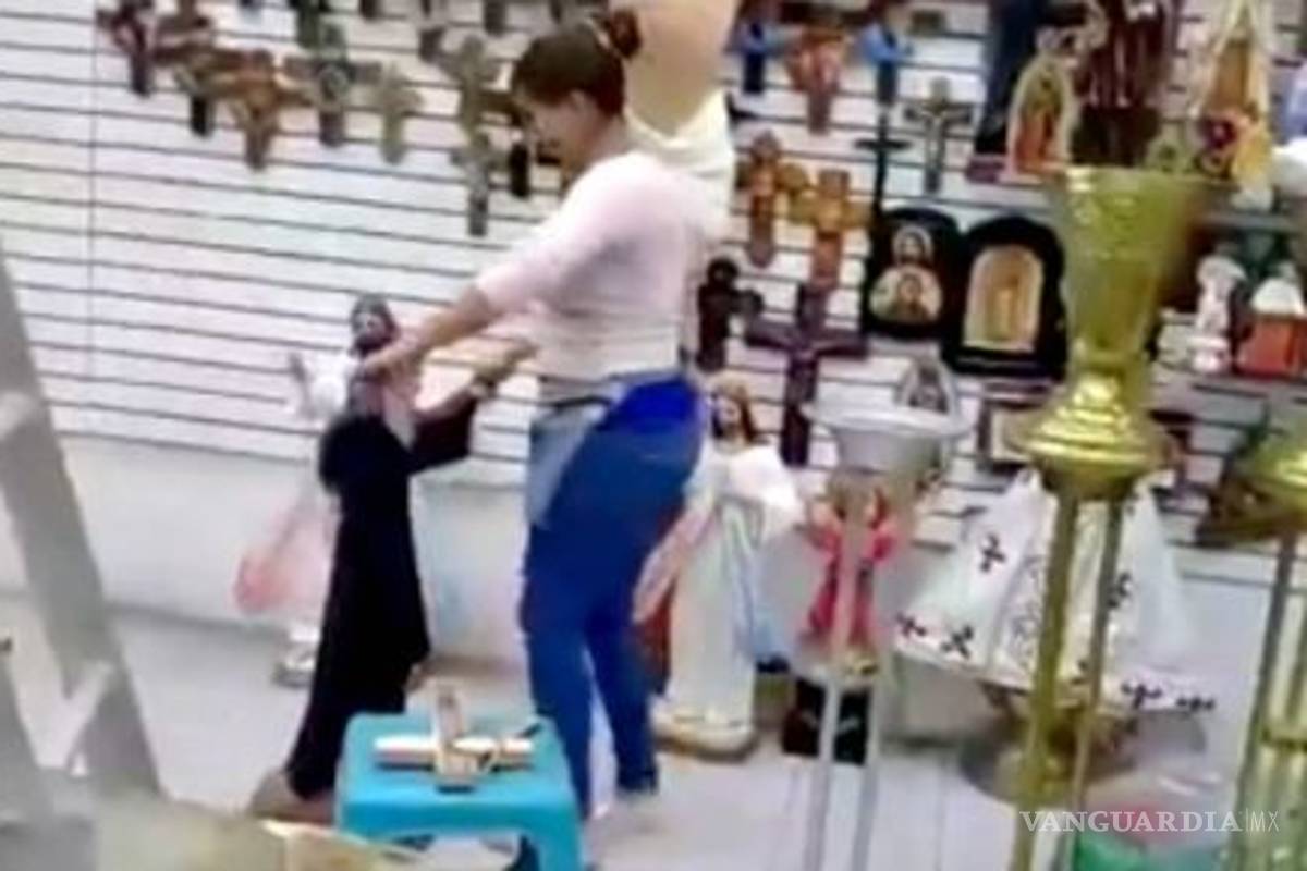 Mujer baila con San Charbel “Carmen, se me perdió la cadenita” (vídeo)