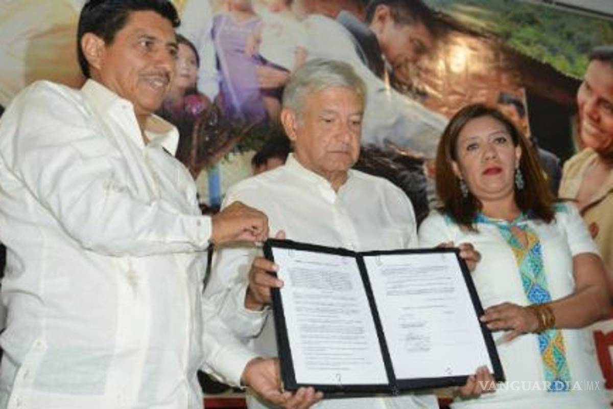 Obrador firma acuerdo con magisterio oaxaqueño; ofrece revertir reforma educativa