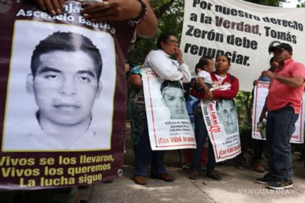 Padres de los 43 se levantan de mesa de diálogo con PGR; acusan protección de Tomás Zerón