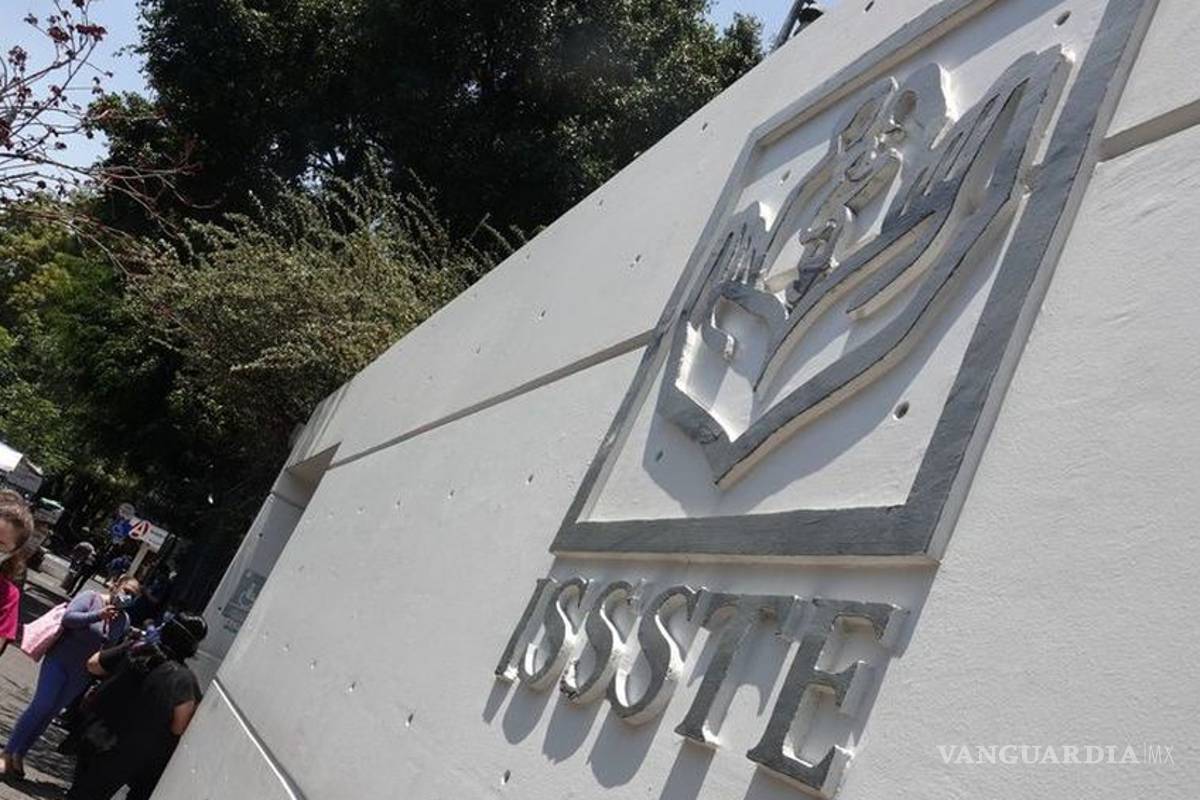 Inhabilitan a funcionarios del ISSSTE, por vacunarse contra COVID-19 sin ser 'de primera línea'