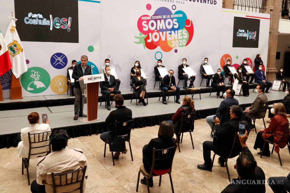 Adolescente gana Premio Estatal de la Juventud en Coahuila... él prefiere pavimento para su colonia en Sierra Mojada