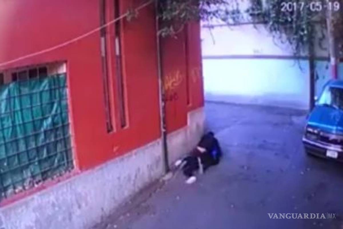 Taxista intenta violar a joven en calle de Tlalpan; cámaras lo graban