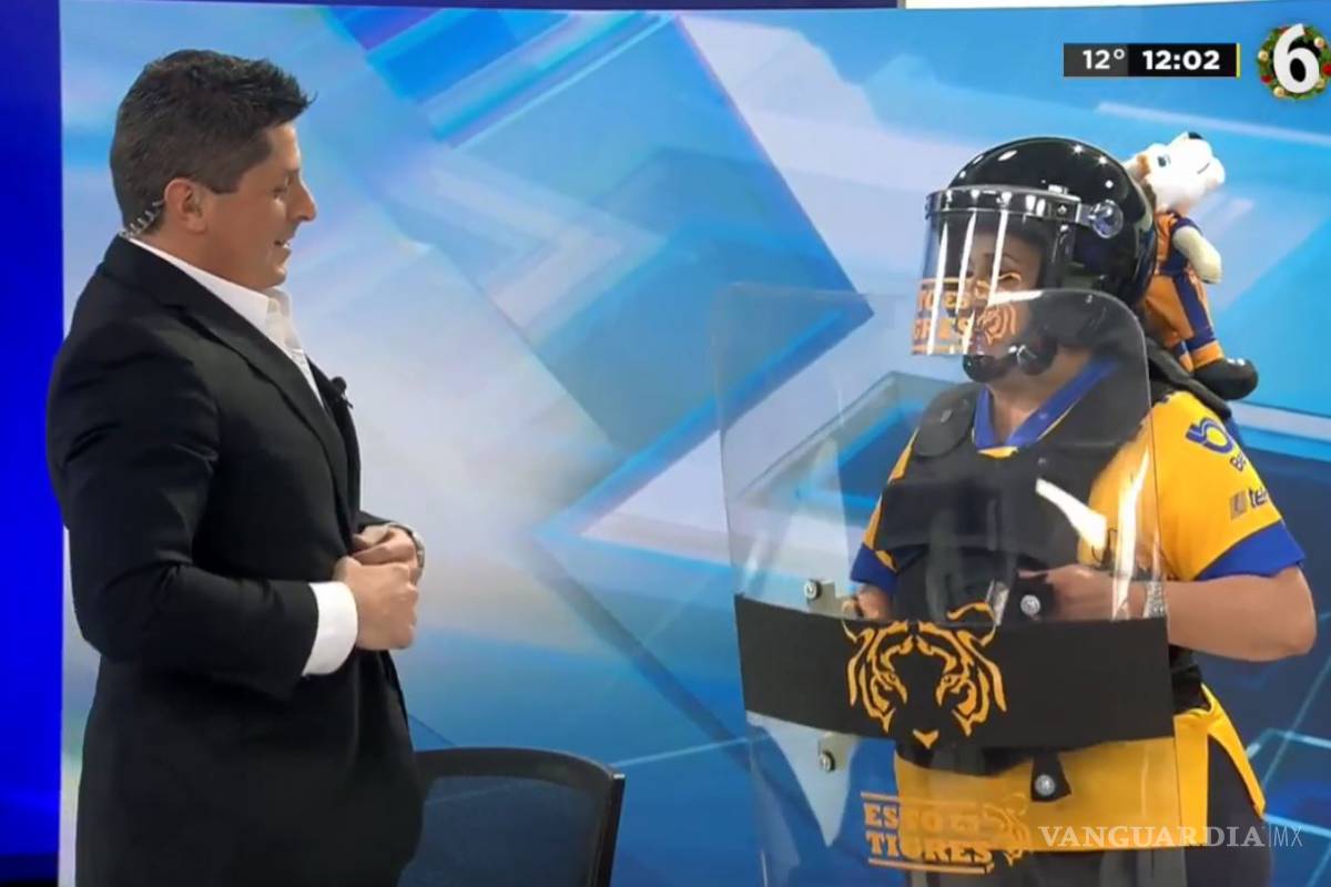 María Julia Lafuente se viste como granadera tras eliminación de Tigres en su noticiero