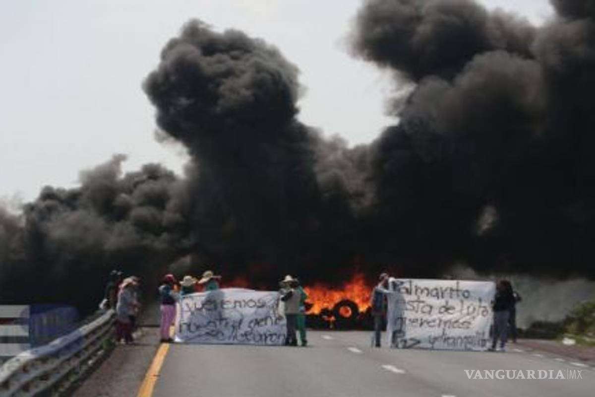 Pobladores bloquean carretera en Puebla, exigen liberar a huachicoleros y entregar cuerpos de abatidos