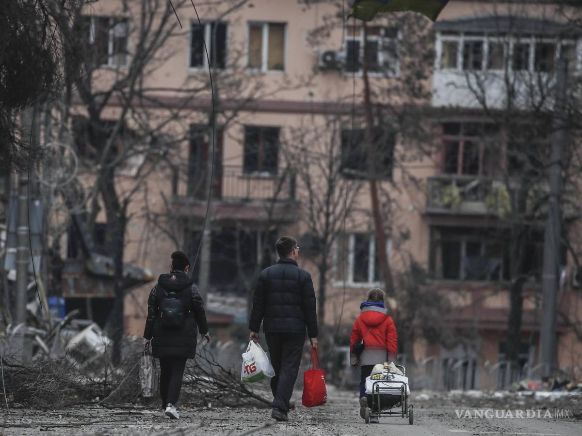 $!La gente camina por la avenida Mira en Mariupol, Ucrania.