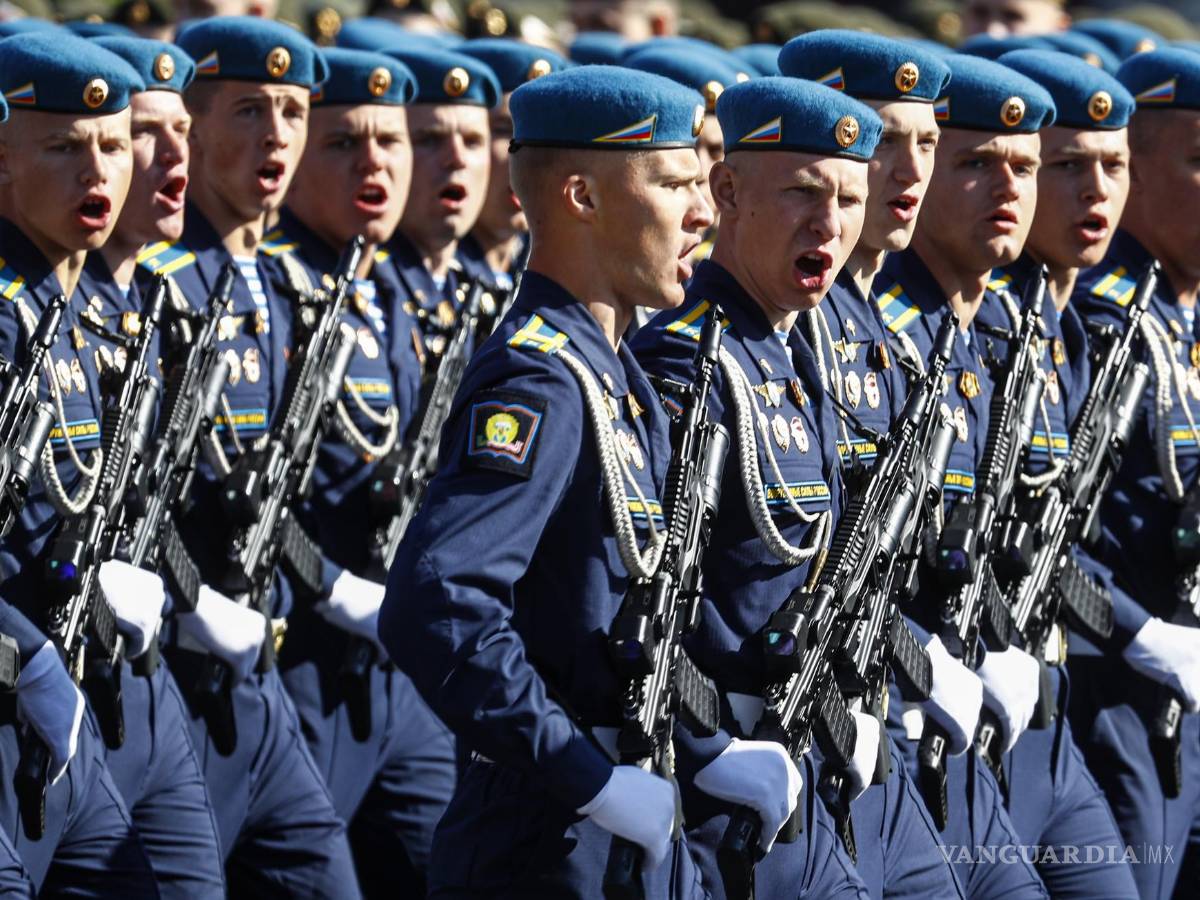 $!Paracaidistas rusos toman parte en un desfile militar del Día de la Victoria en la Plaza Roja en Moscú, Rusia.