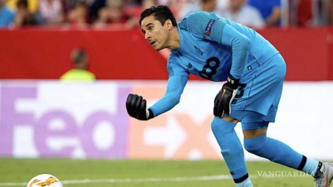 Ochoa comete error, pero se repone en la victoria del Standard