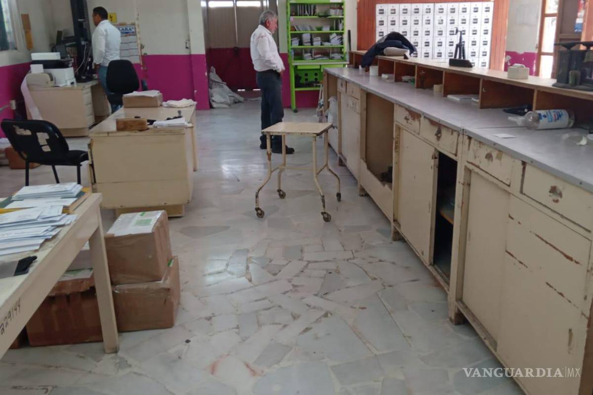 $!Solo dos trabajadores atienden actualmente la oficina de Correos ubicada frente a la plaza del reloj.