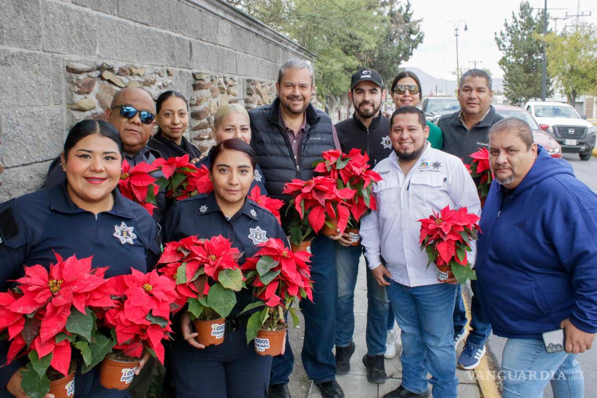 Reparten nochebuenas en Ramos Arizpe para fortalecer el espíritu navideño
