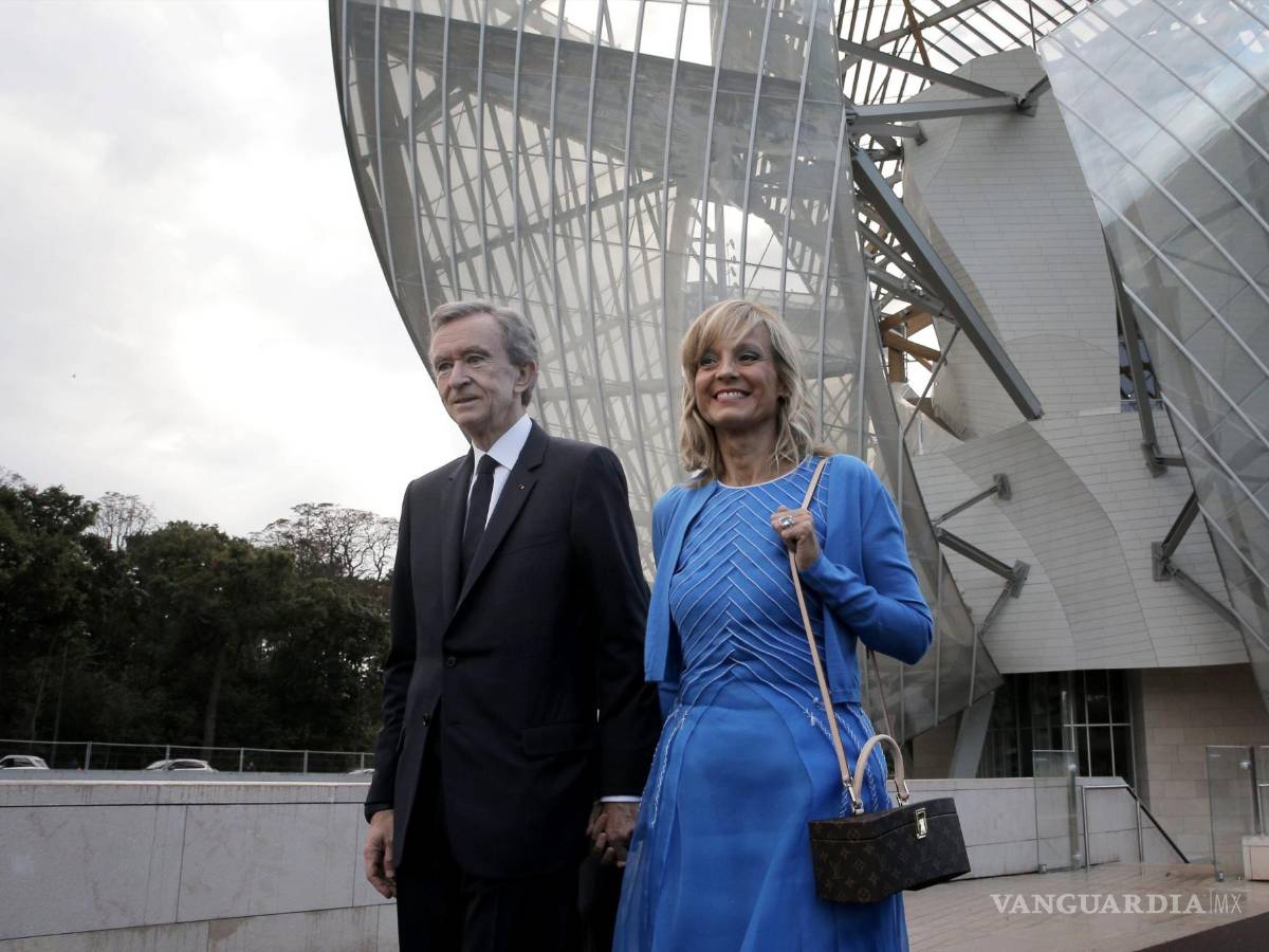 $!El director del grupo LVMH, Bernard Arnault (i), y su esposa, la pianista Hélène Mercier-Arnaultd(d) en a la inauguración de la Fundación Louis Vuitton en París.