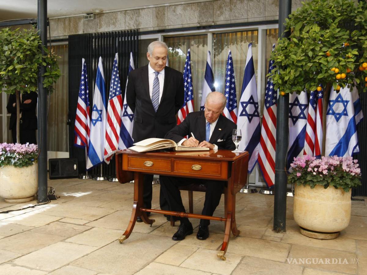 $!El primer ministro de Israel, Benjamin Netanyahu, mira al vicepresidente estadounidense, Joe Biden en Jerusalén, el 9 de marzo de 2010.