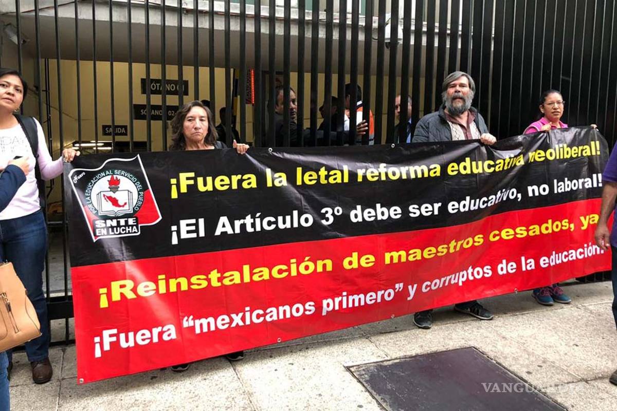 AMLO y diputados dicen que no hay conflicto con el magisterio, mientras la CNTE bloquea el Congreso