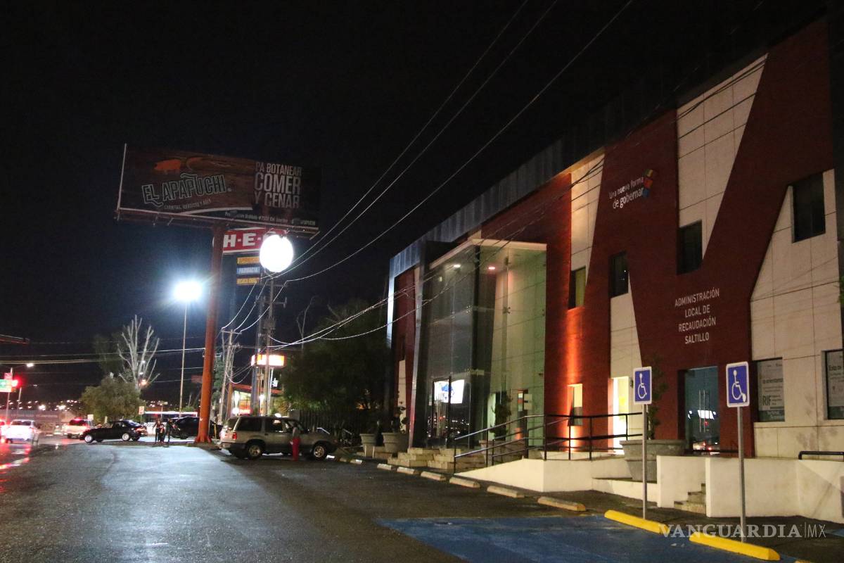 $!No respetan reglamento empresas de espectaculares en Saltillo