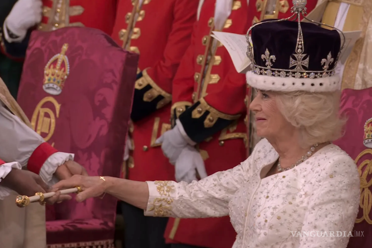 $!La reina Camila sonríe cuando le otorgan la corona de la reina María para su investidura.